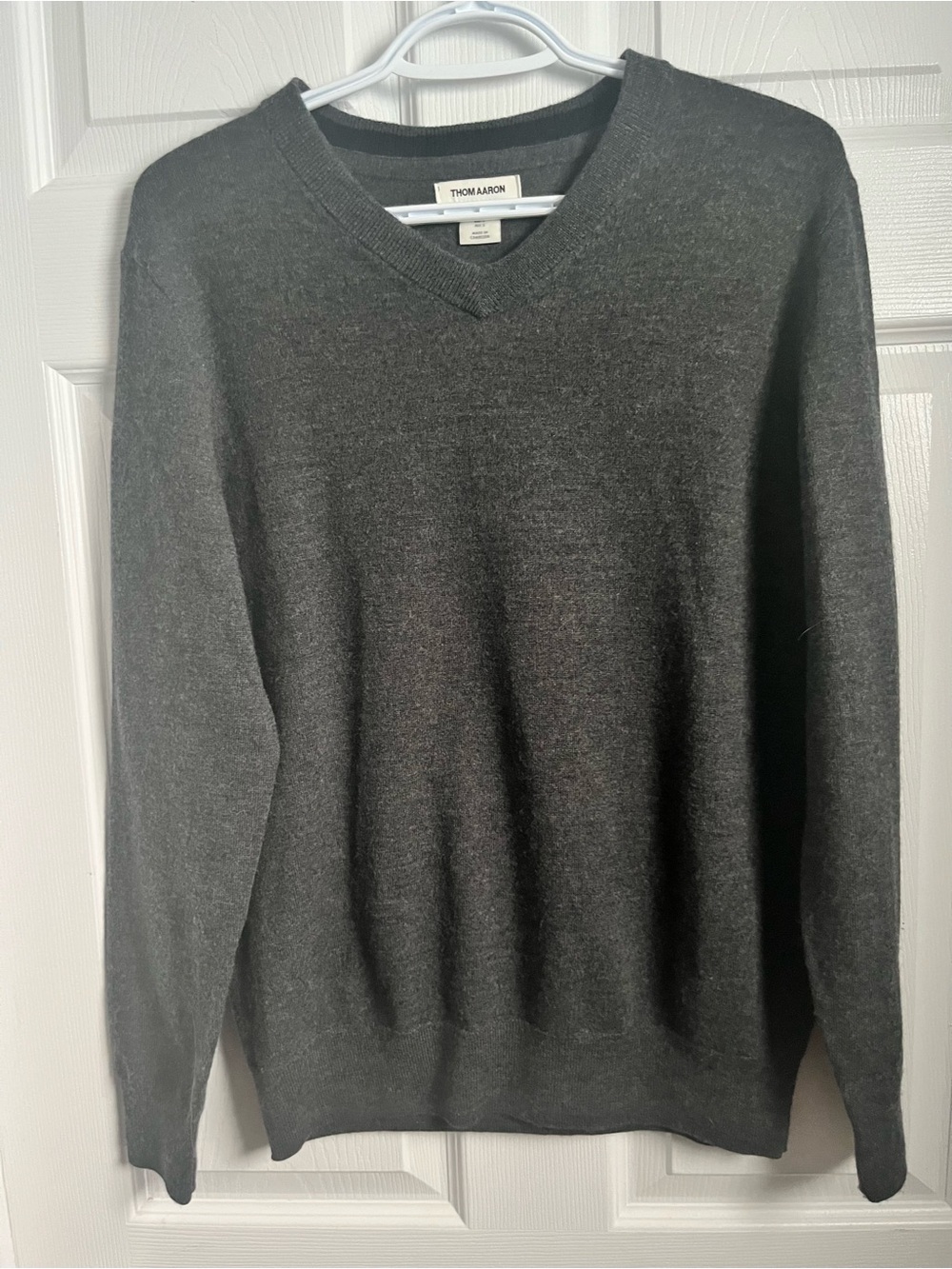 Thom Aaron Men's Small Grey 100% Merino Wool V-Neck Knit Pullover Sweater